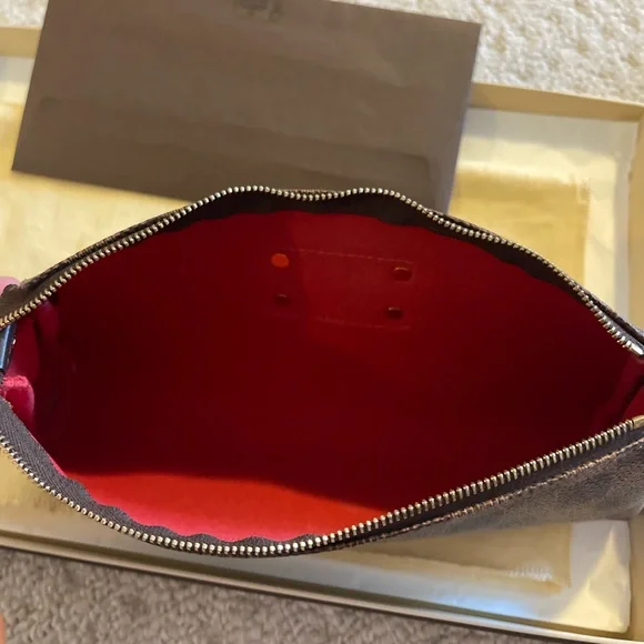 Eva Damier Clutch 🔥SOLD🔥 - Picture 10 of 12